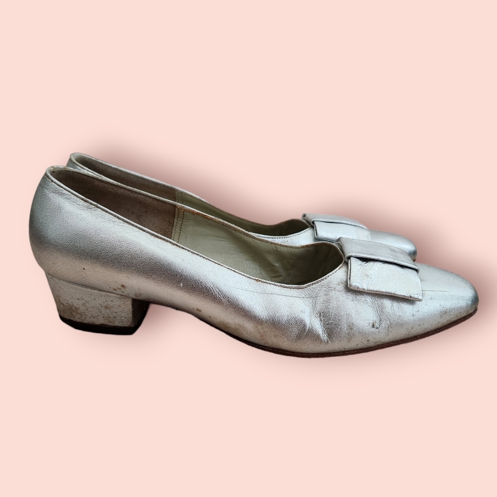 GUCCI Mod Silver Low Block Heel Pumps with Bow Accent MCM Twiggy